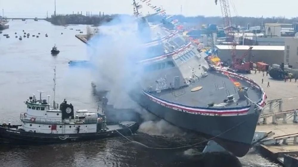 Taubåten ser ut til å trekke USS Cleveland ned fra beddingen, men blir så truffet av skipet. Ingen ble skadet.