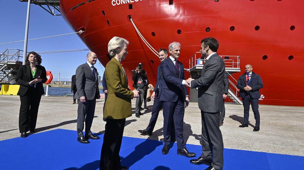 Statsminister Jonas Gahr Støre hilser på den franske presidenten Emmanuel Macron ved åpningen av toppmøte om havvind. I forgrunnen EU-kommisjonens president Ursula von der Leyen, som tidligere på dagen signerte en grønn allianse med Norge. 