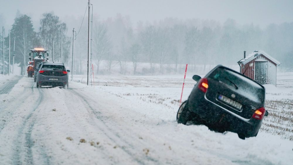 Snøværet skaper trafikkproblemer flere steder på Østlandet. Blant annet på fylkesvei 454 i Ullensaker.