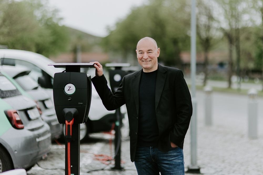 Zaptec-boss Peter Bardenfleth-Hansen jobber nå i et elbil-selskap i London etter å ha blitt kjent med den norske investoren Christian Eidem gjennom Elon Musk, skriver DN.