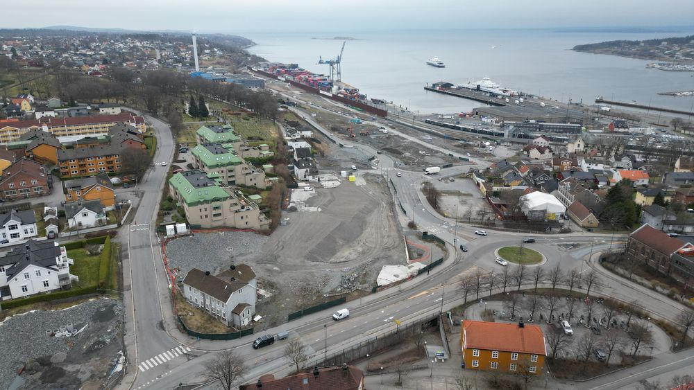 Et stort kvikkleirefelt preger skråningen ned mot fjorden der et nytt dobbeltspor og stasjon skal bygges. Det har bidratt til å flerdoble kostnadene i togprosjektet Sandbukta-Moss-Såstad.