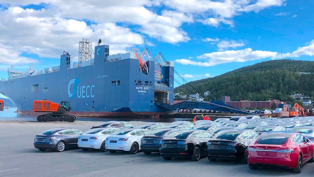 Rederiet som fikk løsepengevirus driver en flåte med frakteskip som er viktige for bilimport til Norge. Her ser vi lossing av flunkende nye Tesla-biler fra skipet «Auto Eco» ved Drammen Havn.