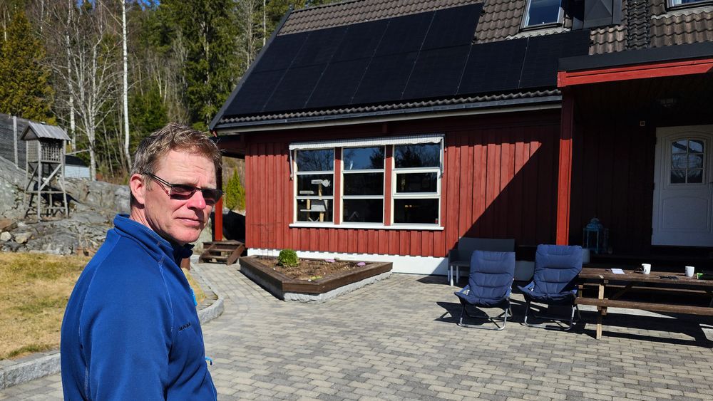 På taket til Øyvind Halseth skulle det vært full aktivitet på en solrik dag som denne, men solcellene hans strupes.