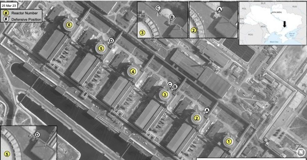 Satellittfoto av kjernekraftverket Zaporizjzja som viser russiske forsvarsstillinger på taket av halvparten av reaktorbyggene.