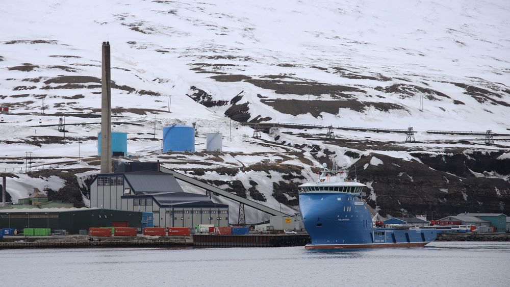 Longyearbyen skal legge ned kullkraftverket (rett til venstre for MS Polaryssel). Nytt kraftverk med nullutslippsdrivstoff planlegges og kan bli sett i sammenheng med tjenestefartøyets framtidige behov. 