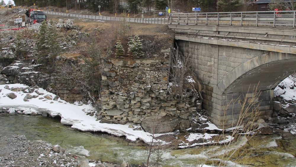 Dagens Jora bru på E136, vest for Dombås. Ny bru er under bygging like nedenfor.