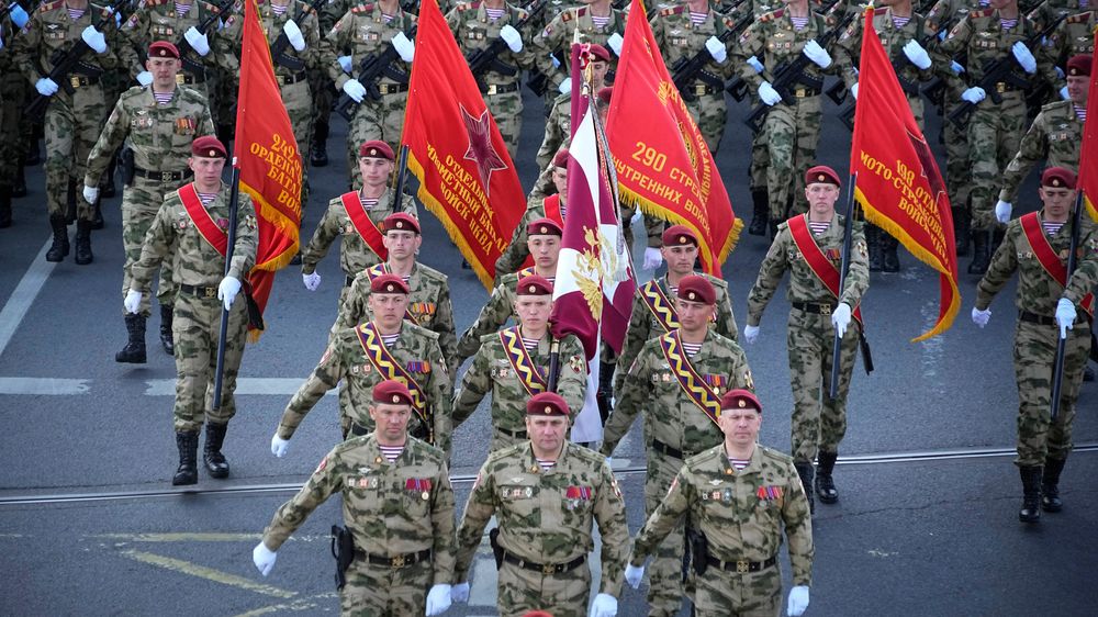 Russiske soldater marsjerer mot Den røde plass i forbindelse med seiersdagen i Moskva.