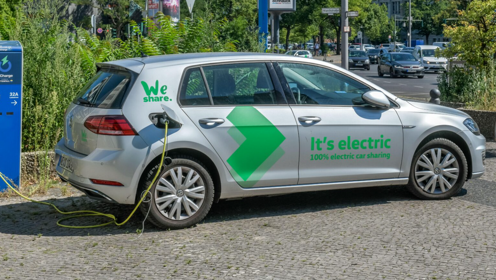 Flere bør dele bil, mener forskere. Helst en liten, elektrisk en. Denne We Share-bilen står til lading i Charlottenburg, Berlin. En ny datamodell som forskere ved NTNU har utviklet, hjelper oss til å forstå mer av ressursbruken i fremstilling av batterier til elbiler. Den viser også hvorfor tilgangen på visse råstoffer blir kritisk.