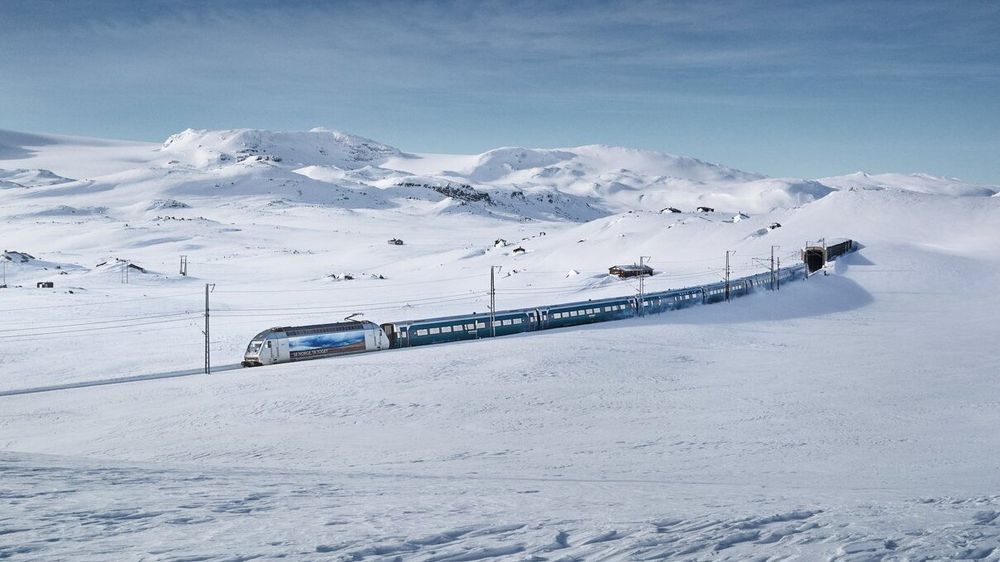 Mens to av Statnetts snøscootere krysset skinnene rett foran Bergensbanen, brukte de andre snøskuterne en undergang bare et par hundre meter lenger fremme.