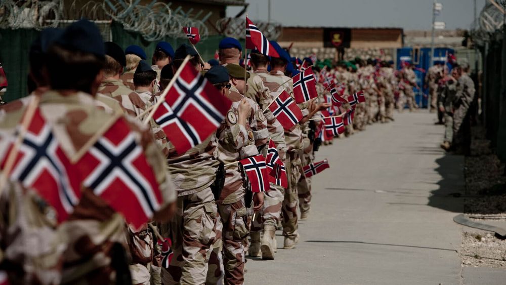 Norske soldater utstasjonert i Meymaneh i Afghanistan feirer nasjonaldagen i 2010. Cyberforsvaret er der Forsvaret er til en hver tid, hele tiden, skriver innleggforfatteren.