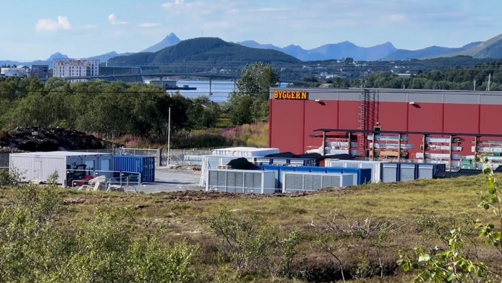 Utenfor Bygger'n på Stokmarknes er det satt opp flere kontainere for å utvinne kryptovaluta. Dette skal være ett av fire datasentre i Nord-Norge som driver med kryptoutvinning