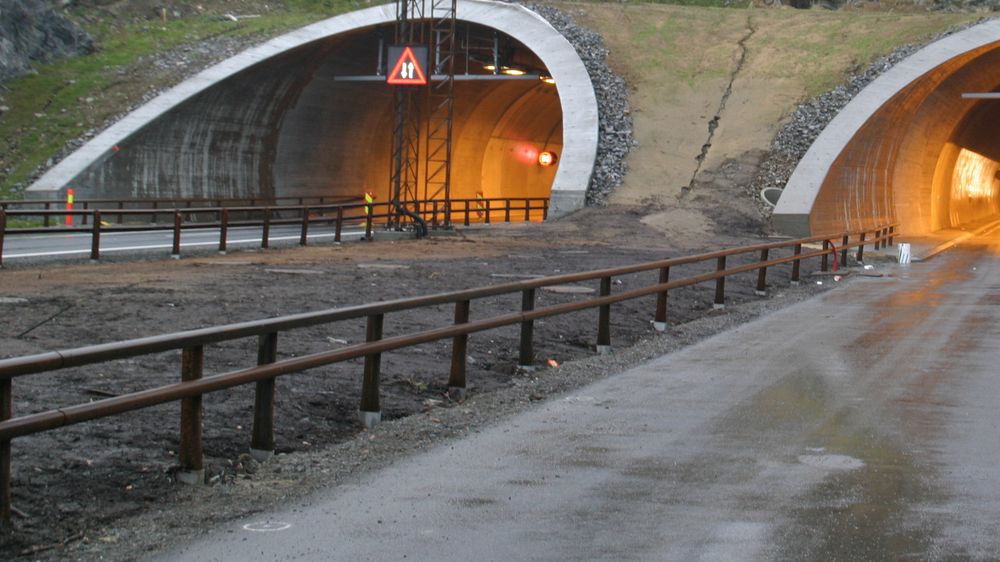 Nymontert cortén-rekkverk ved en av tunnelene på strekningen Gardermoen-Dal. Bildet er tatt i 2011.