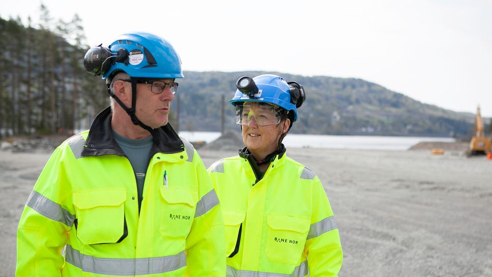 Prosjektleder Gunnar Sletten og prosjektsjef Rønnaug-Ingeborg Resset på byggeplassen som snart skal bli starten på den 1040 meter lange jernbanebrua. 