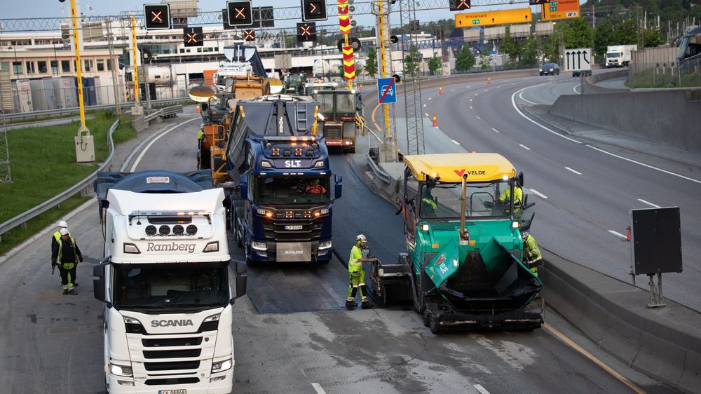 Store maskiner og lastebiler  i en komplisert logistikk må til når ny asfalt skal legges.