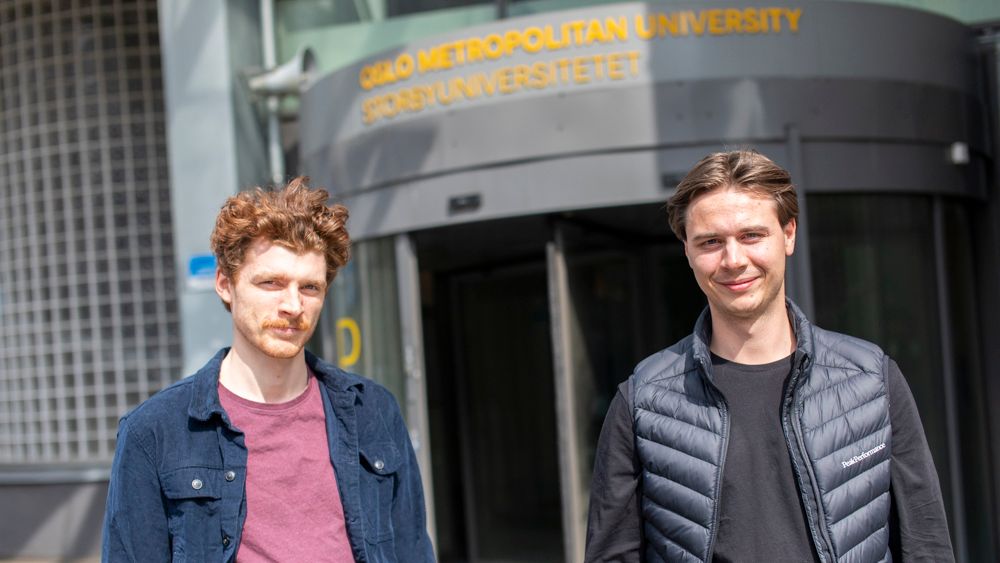 Henrik Bergersen (26) t.v og Martin Skjerve (23) går siste året på ingeniørstudie ved Oslo Met og sier de får daglige henvendelser fra rekrutterere som tilbyr jobb.