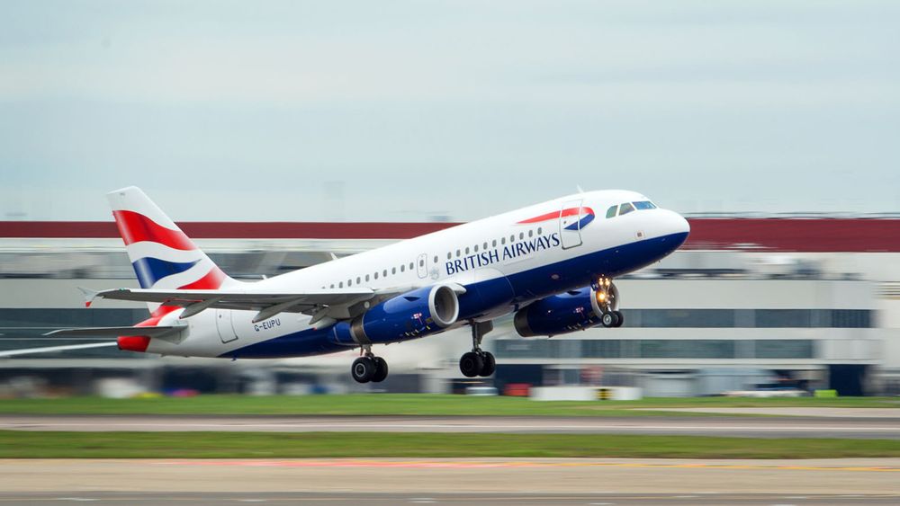 Heathrow Airport er blant innreisestedene i Storbritannia som lørdag opplever IT-problemer i forbindelse med passkontrollen. Britisk Airways-fly tar av fra Heathrow Airport.