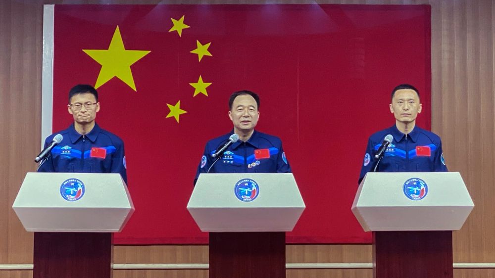 De tre astronautene reiser til verdensrommet på tirsdag. Fra venstre Gui Haichao, Jing Haipeng og Zhu Yangzhu på en pressekonferanse mandag.