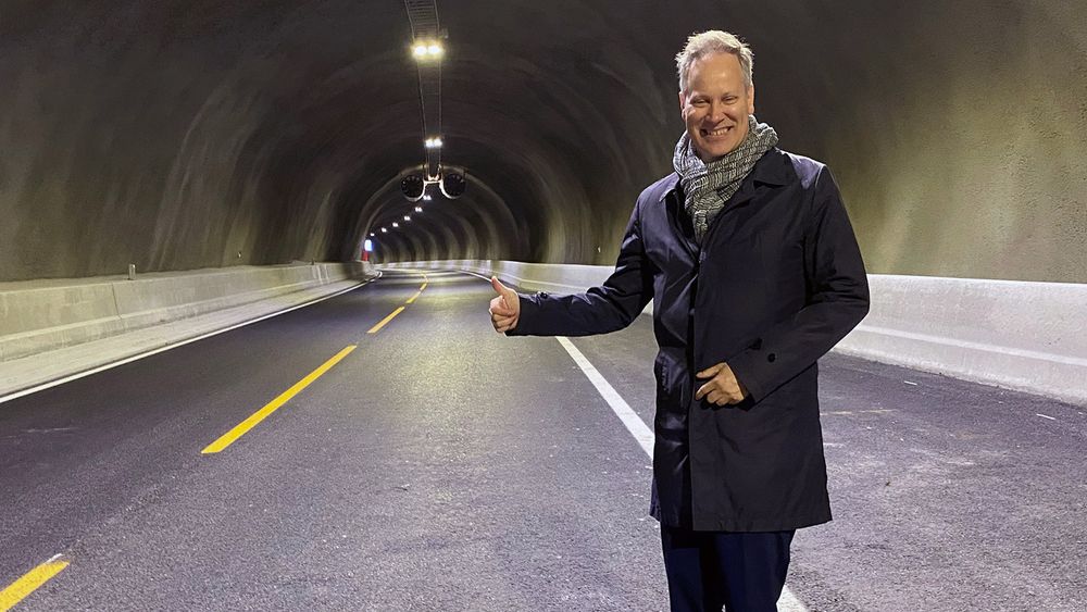Etter flere utsettelser og mange utfordringer kunne samferdselsminister Jon-Ivar Nygård sist fredag endelig åpne E69 Skarvbergtunnelen, og en viktig propp i veien til Nordkapp fjernes.