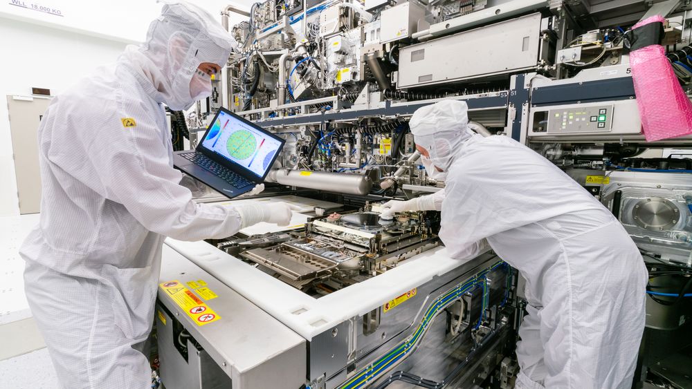 Nederlandske ASML omtales som en verdensledende leverandør utstyr til nanolitografi, som blant annet brukes i produksjon av avanserte mikrobrikker. Bildet er fra en rentrom  ved selskapets anlegg i Veldhoven i Nederland.