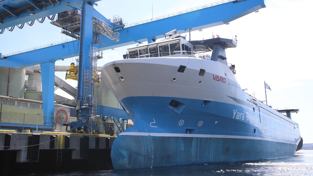 Yara Birkeland legger til kai på nøyaktig samme posisjon etter hver seilas for at kranen skal hente ut og plassere containere  med stor presisjon når det skal skje automatisk.