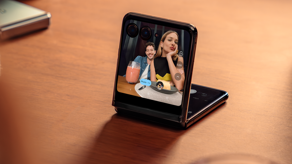 Med en så stor skjerm og kameraene i utsparingen på skjermen kan Motorola Razr 40 Ultra brukes til videosamtaler når den står på bordet.