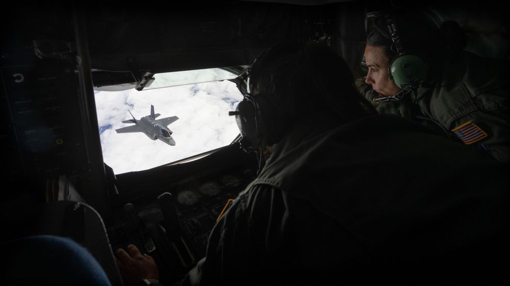 Boom operator Shelby Slaughter gjør klar for tanking av en italiensk F-35 over Nord-Sverige. 