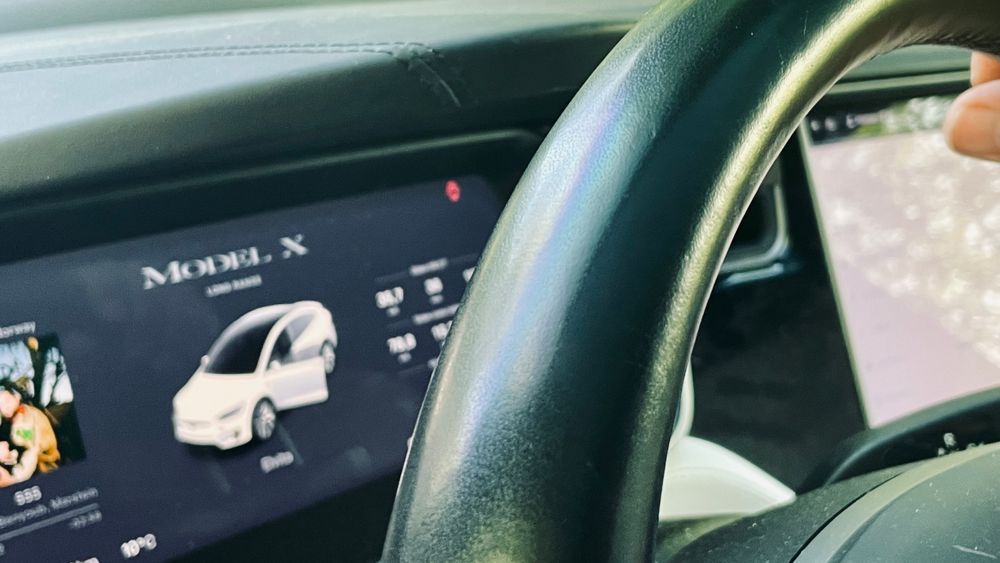 Teslas Model X har allerede en rekke førerstøttefunksjoner, og nå kan det bli lovpålagt at bilprodusenter leverer biler med automatiske bremsesystemer, som også skal testes i hastigheter over 40 km/t fremover.