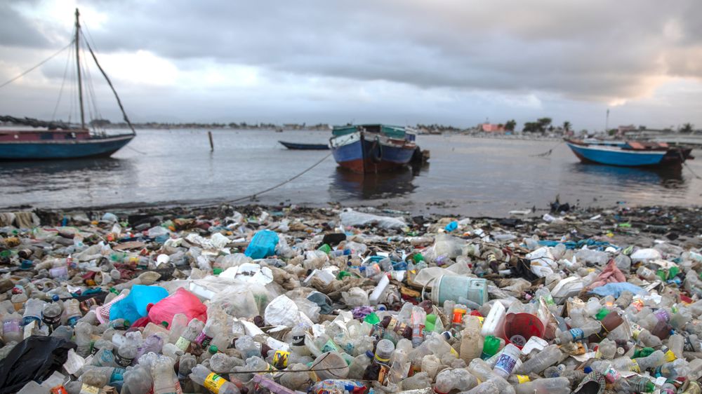 Plastsøppel på en strand i Haiti i mars i fjor. Denne uken var representanter fra hele verden samlet til forhandlinger i Paris i regi av FN-organisasjonen Unesco. Målet er at de i løpet av neste år skal komme fram til en avtale som skal bidra til å bekjempe plastforurensing.