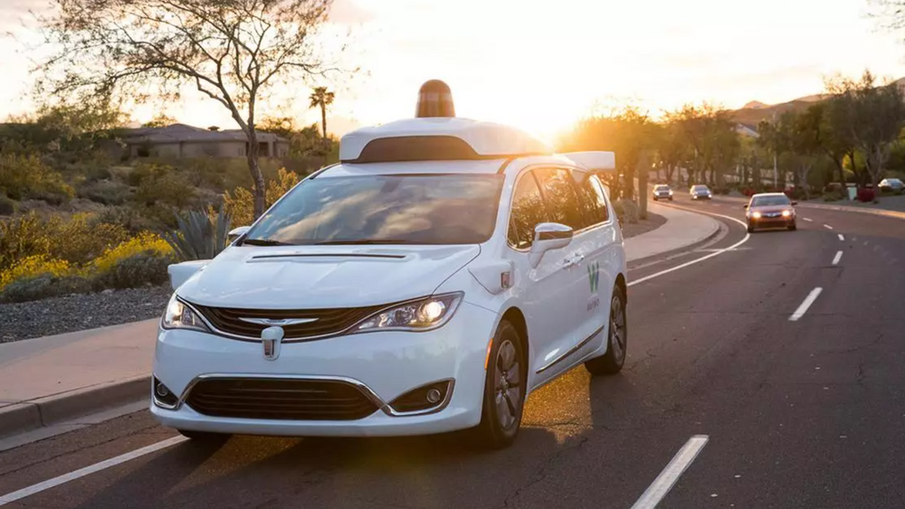 Det amerikanske selskapet Waymo, som er et datterselskap av Alphabet, driver forsøk med selvkjørende drosjer i Los Angeles.