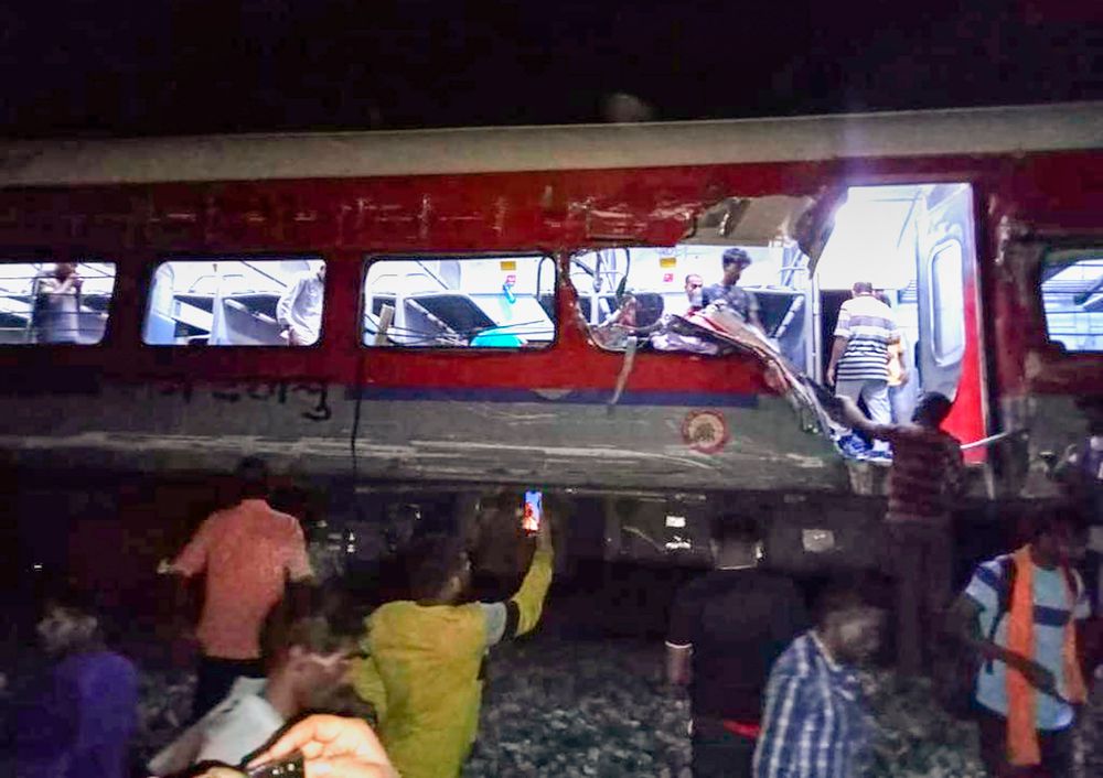 To passasjertog sporet av i distriktet Balasore i delstaten Odisha øst i India fredag.