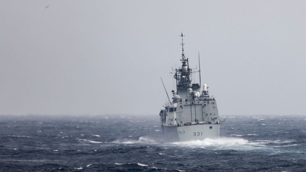 Et amerikansk og canadisk krigsskip seilte fredag gjennom Taiwanstredet. Her passerer den canadiske fregatten HMCS Vancouver stredet på en rutinemessig gjennomseilingi september i fjor. 