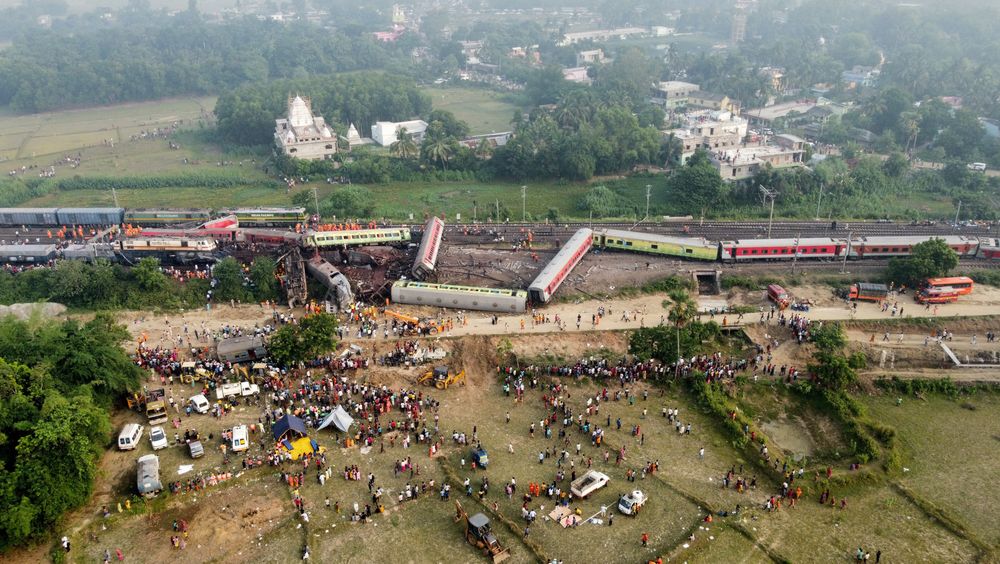 Dronebildet viser noe av omfanget av det som er en av de verste togulykkene i India på over 20 år.