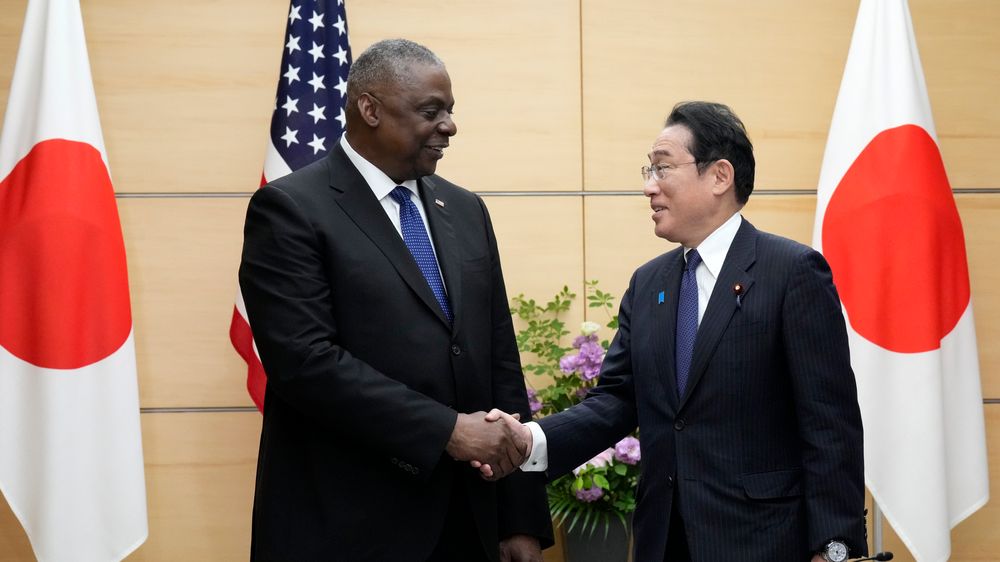 USAs forsvarsminister Lloyd Austin og Japans statsminister Fumio Kishida under et møte i Tokyo tidligere i uka.