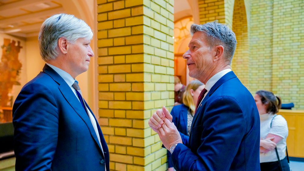 Venstres Ola Elvestuen (til venstre) er ikke fornøyd med svaret fra olje- og energiminister Terje Aasland (Ap), om arbeidet med ekstern vurdering av karbonfangst- og lagring på Melkøya.