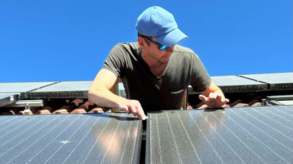 Enkelte dager må Harald Jacobsen betale for å få levere overskuddsstrøm fra solcellene sine til kraftnettet.