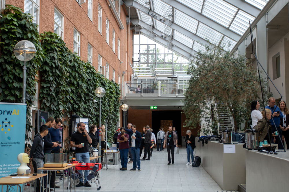 For en kommende student høres diskusjonen om KI ut som et risikosignal: Vil det finnes en jobb til meg? Her illustrert med et bilde fra et arrangement på NTNU i Trondheim.