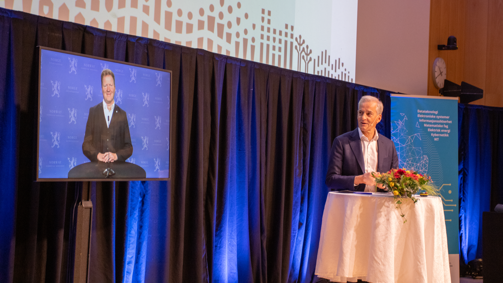 Statsminister Jonas Gahr Støre innledet seminaret på NTNU. Kommunal- og distriktsminister Sigbjørn Gjeldsvik deltok digitalt. 