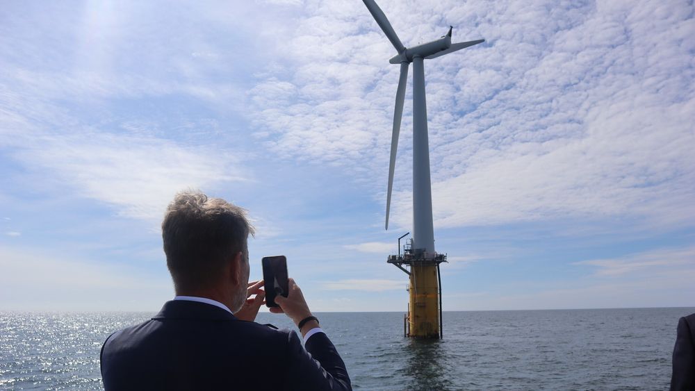 Olje- og energiminister Terje Aasland (Ap) vurderer å åpne havvind-feltet Vestavind B, hvor Trollvind var planlagt. Det endrer ikke på beslutningen om å skrinlegge havvindprosjektet, sier Equinor til TU. 