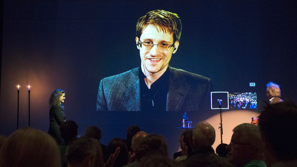 Edward Snowden viste verden omfanget av personovervåking gjennomført av amerikanske myndigheter. Ti år etter lever han fortsatt i eksil i Moskva og er ettersøkt av amerikanske myndigheter for spionasje. Bildet er tatt i 2015 da han ble tildelt Bjørnsonprisen og holdt takketale via videolink. 