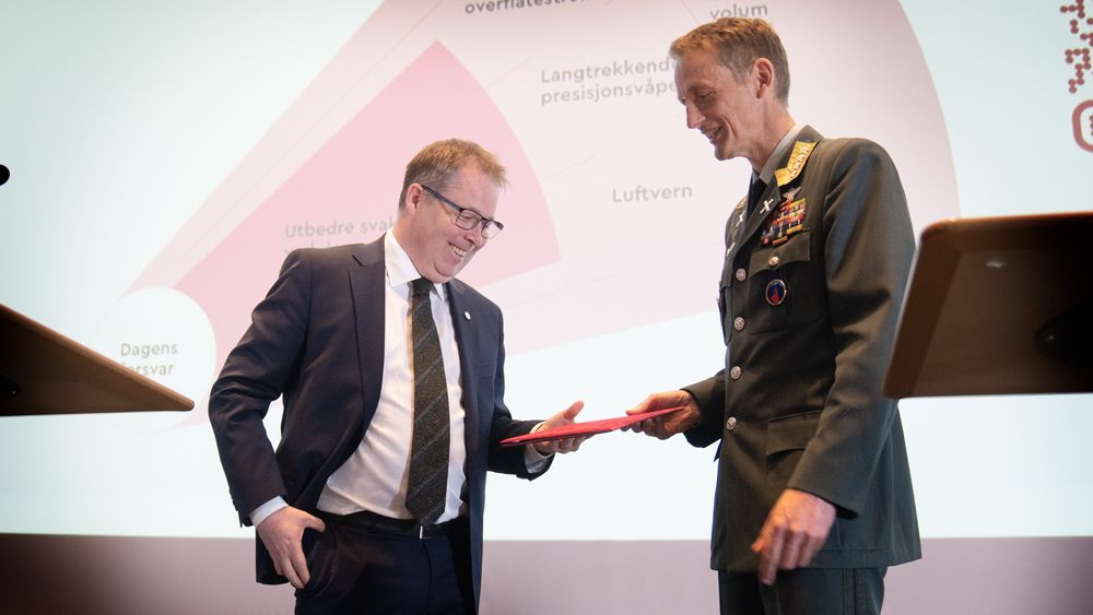 Forsvarsminister Bjørn Arild Gram mottok onsdag nye fagmilitære råd for forsvarssjefen, general Eirik Kristoffersen.