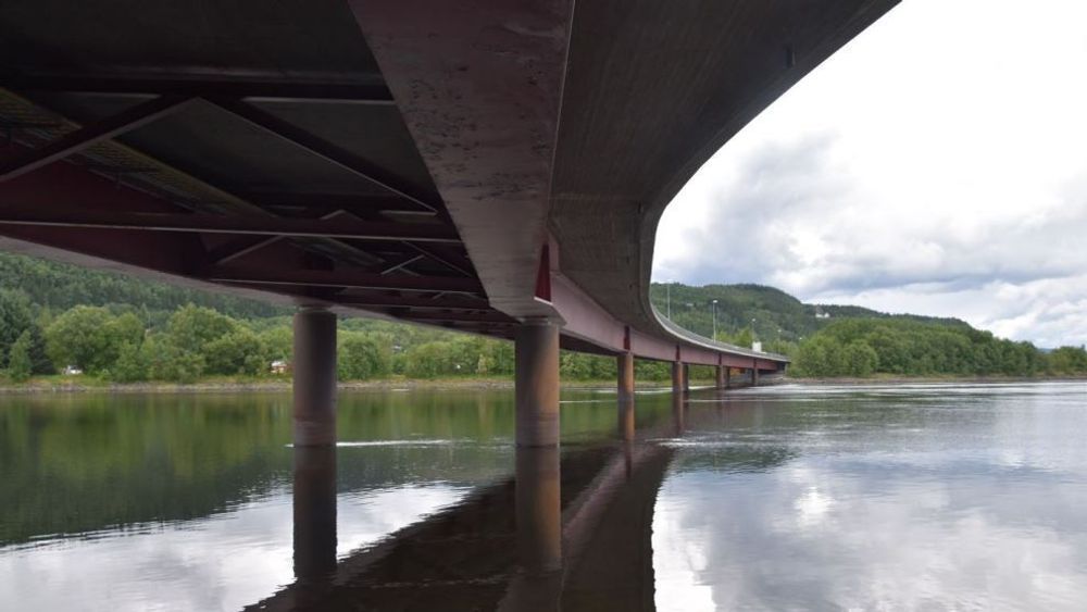 Ikke så langt ned til vannet ved Sandfærhus. Entreprenøren må ta høyde for at det kan bli trangt når det er flom. 