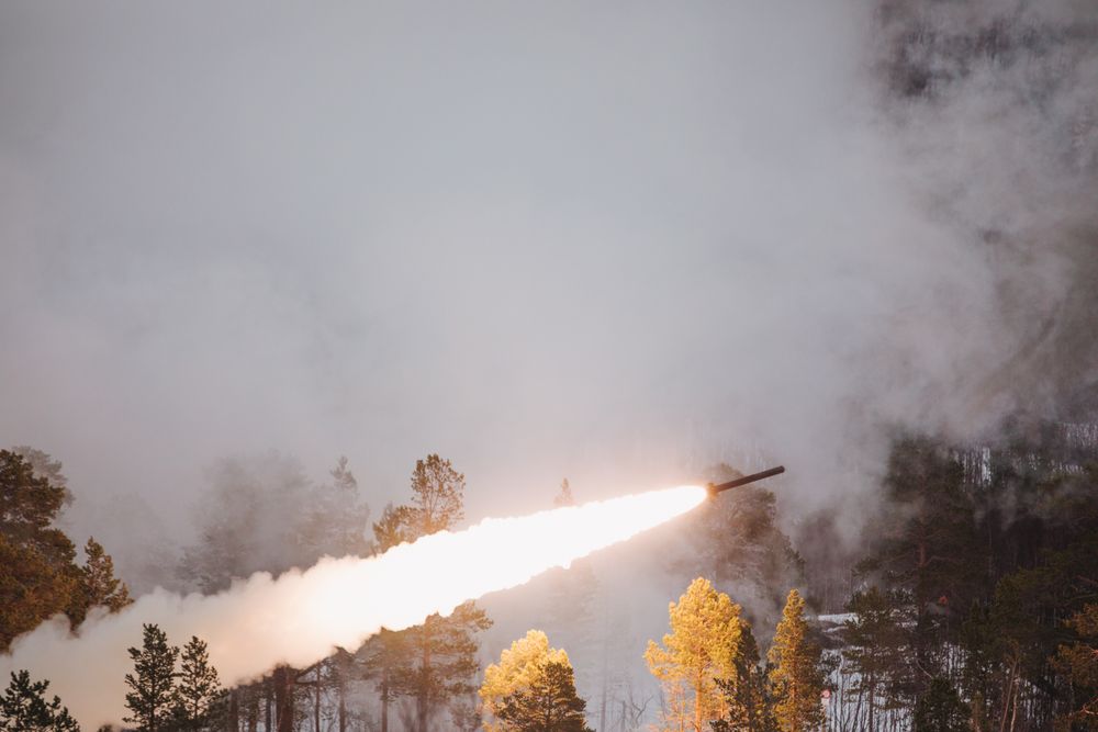 En rakett fyres av fra en HIMARS (hjulgående rakettartilleri) fra det amerikanske marinekorpset i forbindelse med en øvelse. Tyskland slutter seg nå til landene som tillater Ukraina å angripe stillinger i Russland som skyter mot Ukraina.
