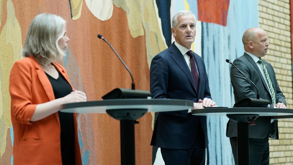 Statsminister Jonas Gahr Støre (Ap), finansminister Trygve Slagsvold Vedum (Sp) og SV-leder Kirsti Bergstø la i går fram tiltakspakken med de ekstra bredbåndsmillionene til Øst-Finnmark.