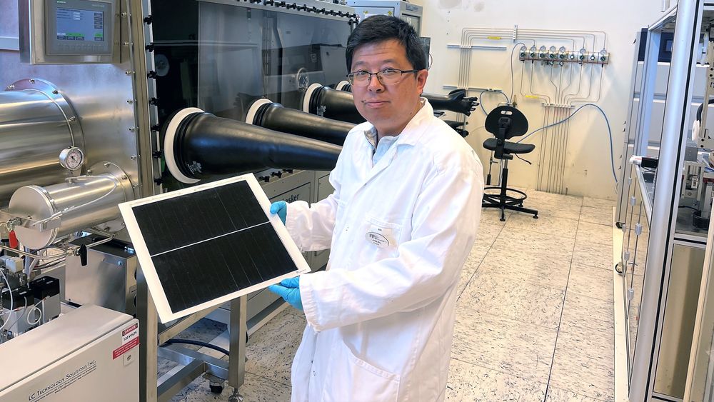 Ife-forsker Junjie Zhu har satt sammen og testet shingle-solceller på labben. Til høsten kommer de første «norske» modulene.