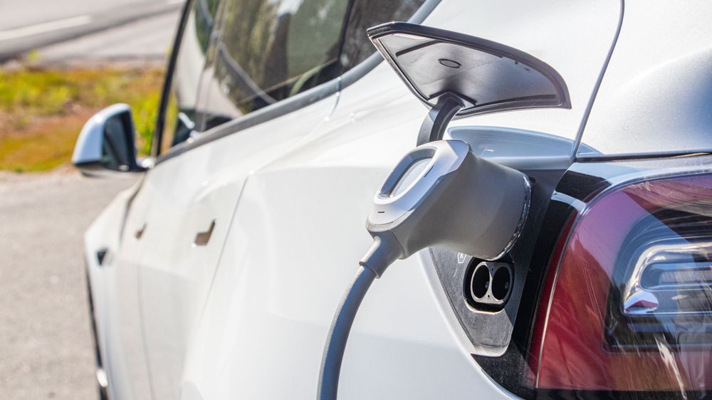 Strømleverandører kan kontrollere ladeforbruk fra for eksempel store grupper elbiler. Det utgjør en kapasitet som kan selges i balansemarkedet. Nå reduseres denne fra 10 til 1 megawatt.