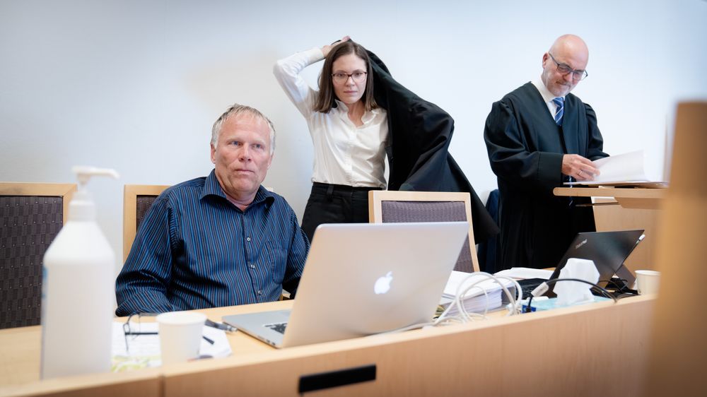 Mekanikeren Erik Liebermann i Oslo Tingrett 12. juni 2023. Advokat John S. Gulbrandsen til høyre, Advokat Kristine Farstadvoll i midten. Nå har han fått medhold i at arbeidsgiver ikke har rett til å overta oppfinnelsen hans.