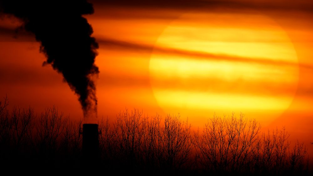 Røyk stiger opp fra et kullkraftverk i delstaten Missouri i USA. Stadig flere store selskaper har kommet med løfter om nullutslipp eller «netto null» de siste årene.