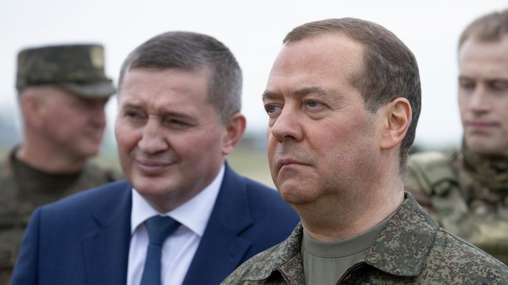 Dmitrij Medvedev, nestleder i det russiske sikkerhetsrådet, under et besøk i en militær treningsleir i Volgograd for to uker siden.
