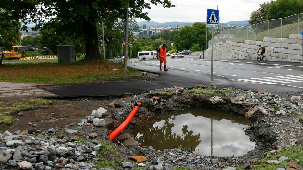 622 millioner kubikkmeter drikkevann fra kommunale vannverk ble sendt ut på ledningsnettet i fjor, men ikke alt kommer fram. Bildet er fra da et stort vannrør sprang lekk på Ensjø i Oslo for noen år siden.