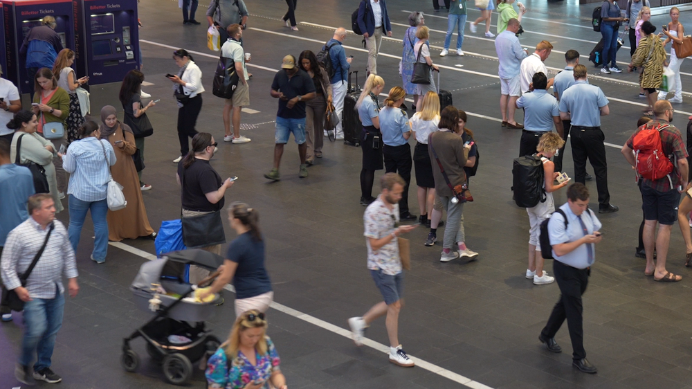 Mange reisende på OsloS dro frem mobilen da nødvarselet ble sendt ut onsdag.